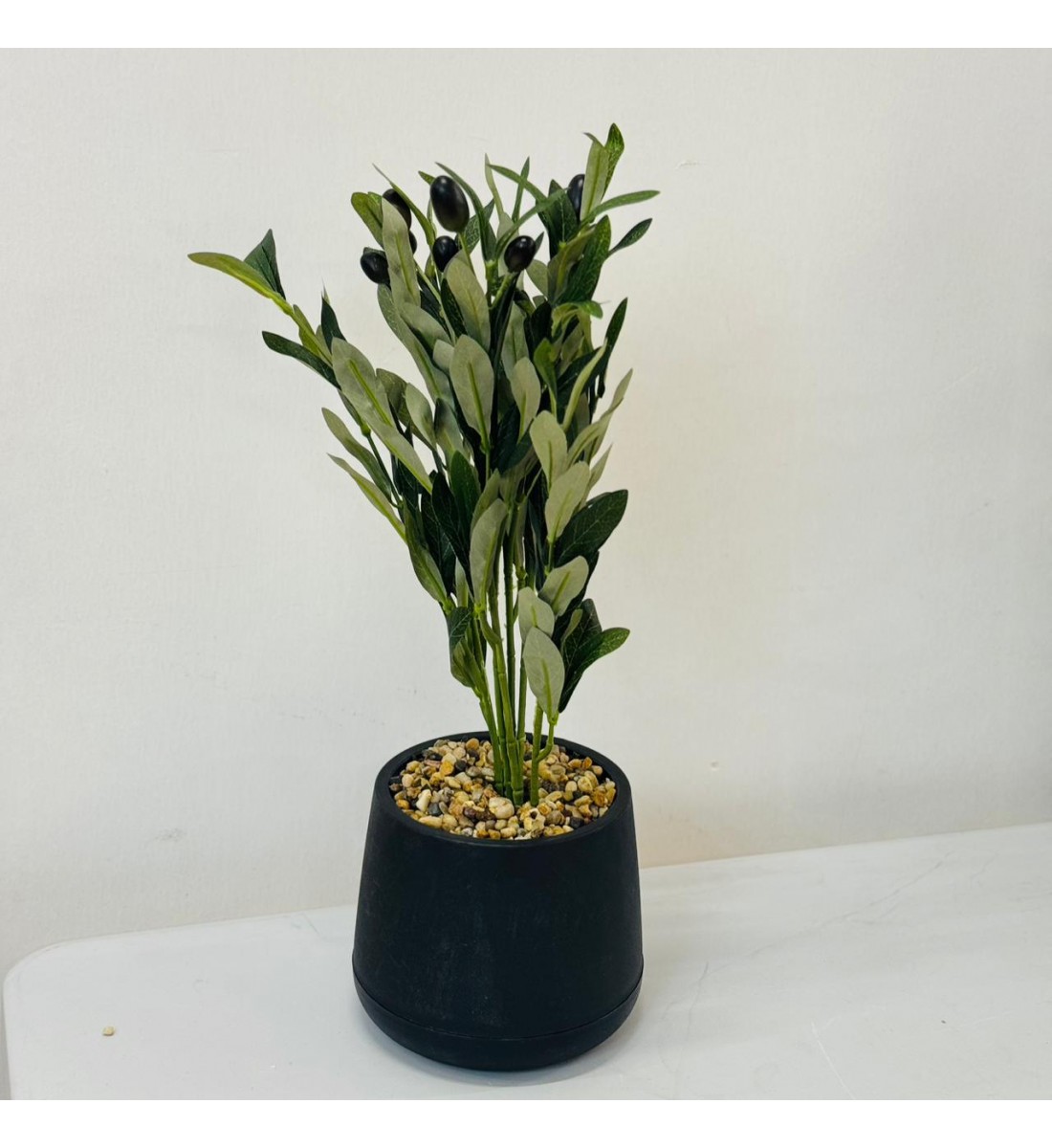 نبتة ديكور أنيقة بتصميم عصري بسيط، تأتي في وعاء دائري 50سم 