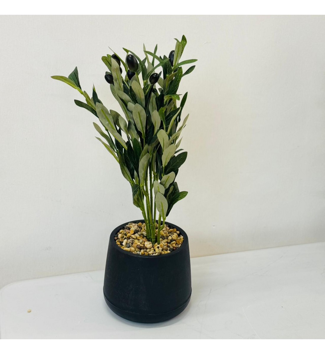 نبتة ديكور أنيقة بتصميم عصري بسيط، تأتي في وعاء دائري 50سم 