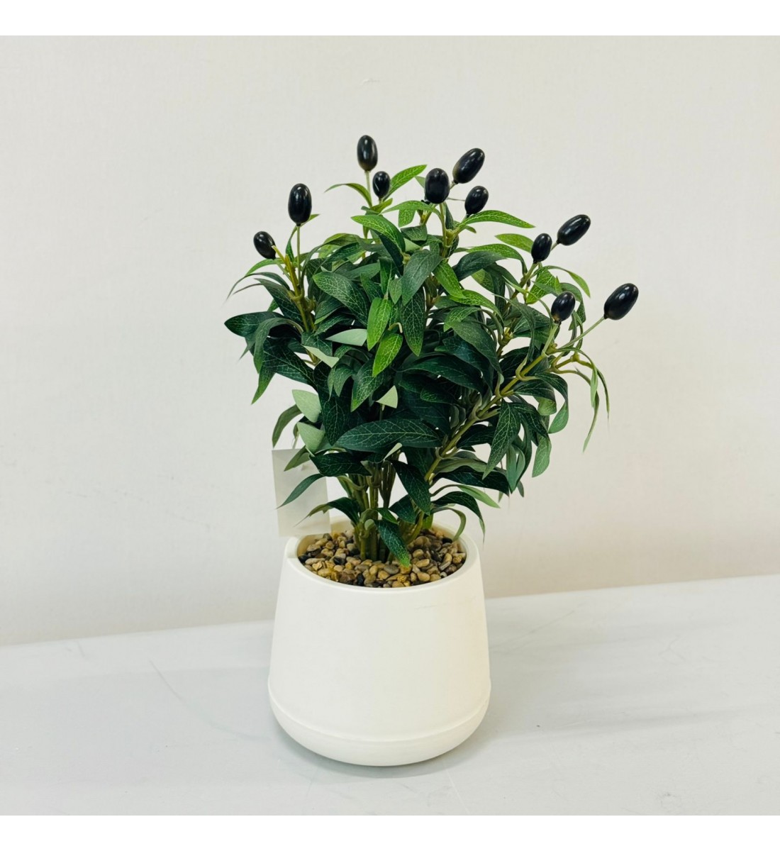 نبتة ديكور أنيقة بتصميم عصري بسيط، تأتي في وعاء دائري ابيض40سم 