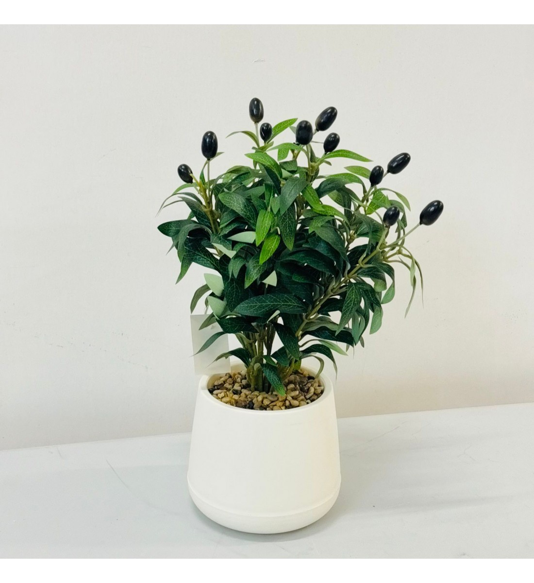 نبتة ديكور أنيقة بتصميم عصري بسيط، تأتي في وعاء دائري ابيض40سم 