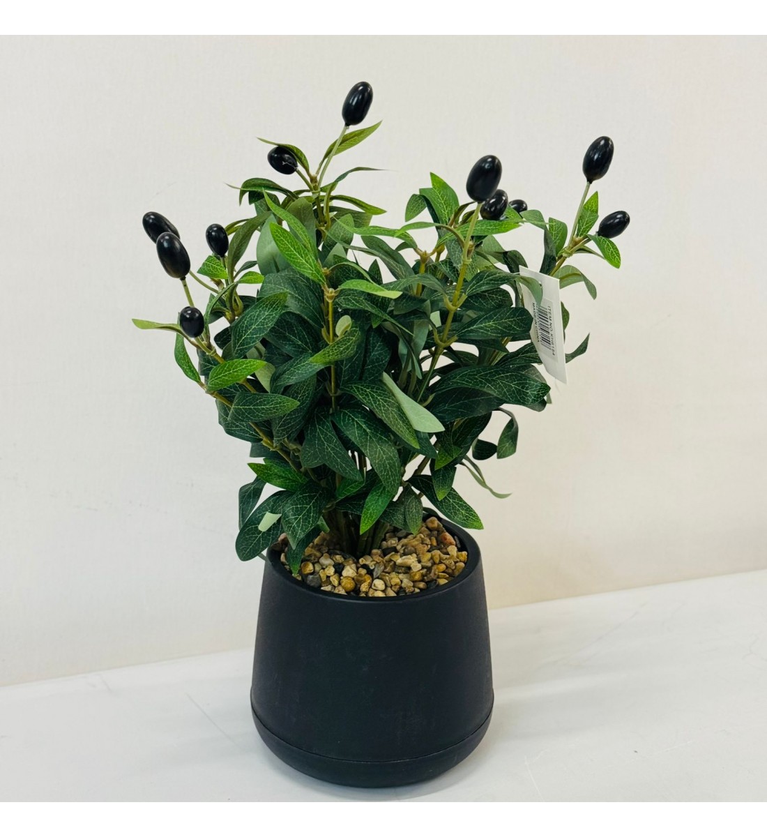 نبتة ديكور أنيقة بتصميم عصري بسيط، تأتي في وعاء دائري اسود 40سم نبتة ديكور أنيقة بتصميم عصري بسيط، تأتي في وعاء دائري اسود 40سم