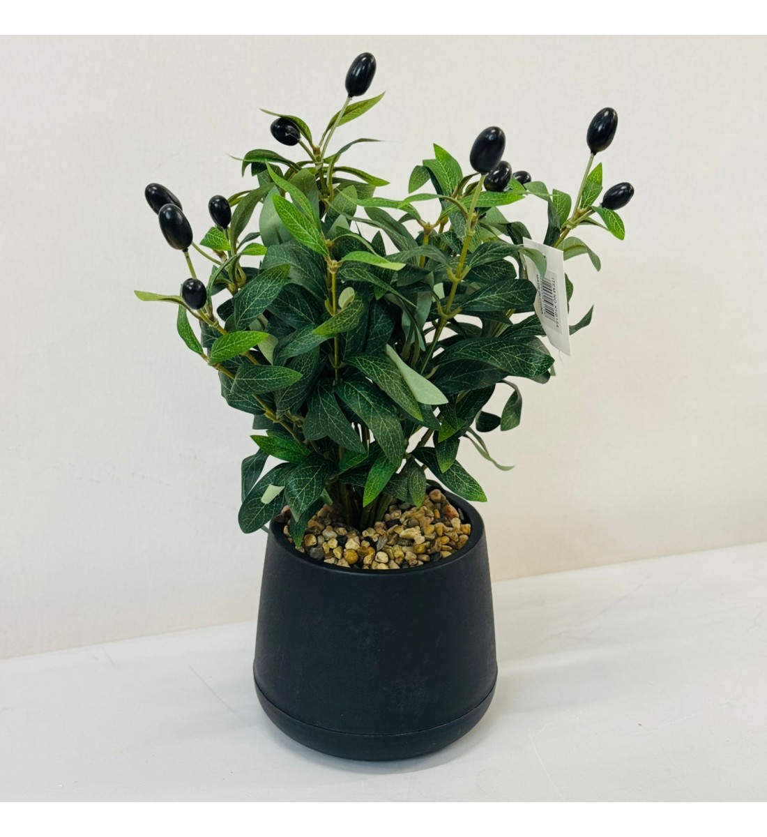 نبتة ديكور أنيقة بتصميم عصري بسيط، تأتي في وعاء دائري اسود 40سم نبتة ديكور أنيقة بتصميم عصري بسيط، تأتي في وعاء دائري اسود 40سم