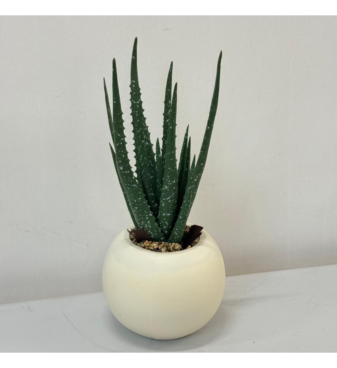 نبتة ديكور أنيقة بتصميم عصري بسيط، تأتي في وعاء دائري ابيض 40سم 