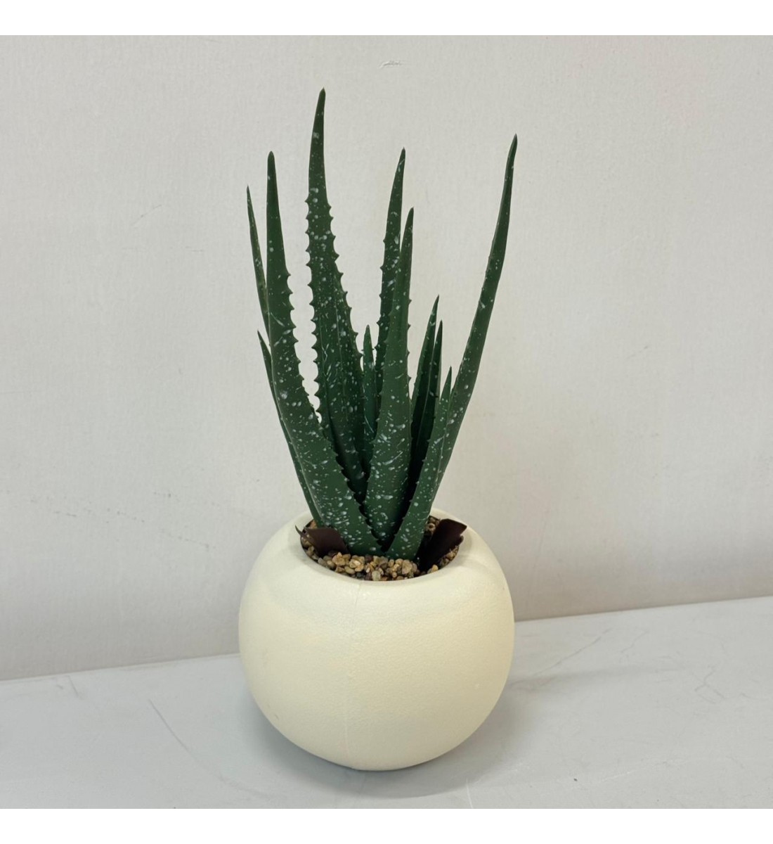 نبتة ديكور أنيقة بتصميم عصري بسيط، تأتي في وعاء دائري ابيض 40سم 