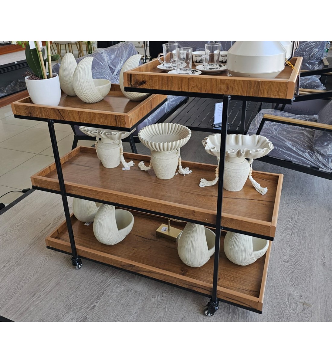 عربية تقديم خشب  باطراف حديد اسود3 دور بكفرات سهلة الحركة 100×40×94سم 