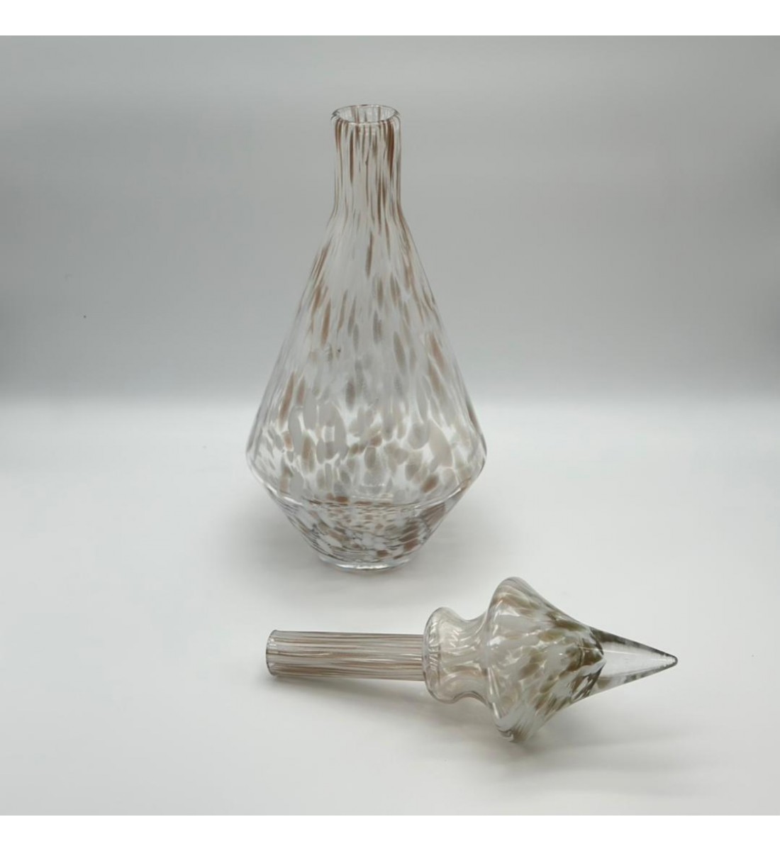 قطعة ديكور زجاجية فاخرة بتصميم أنيق وطويل، مصنوعة من زجاج شفاف ممزوج بتدرجات بيضاء ولمسات بنية 53×5×5سم 