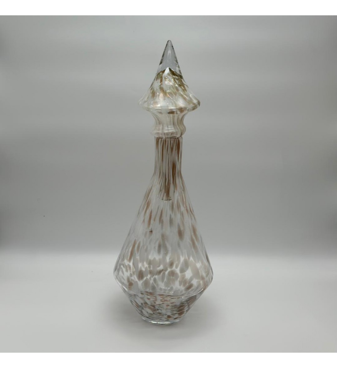 قطعة ديكور زجاجية فاخرة بتصميم أنيق وطويل، مصنوعة من زجاج شفاف ممزوج بتدرجات بيضاء ولمسات بنية 53×5×5سم 