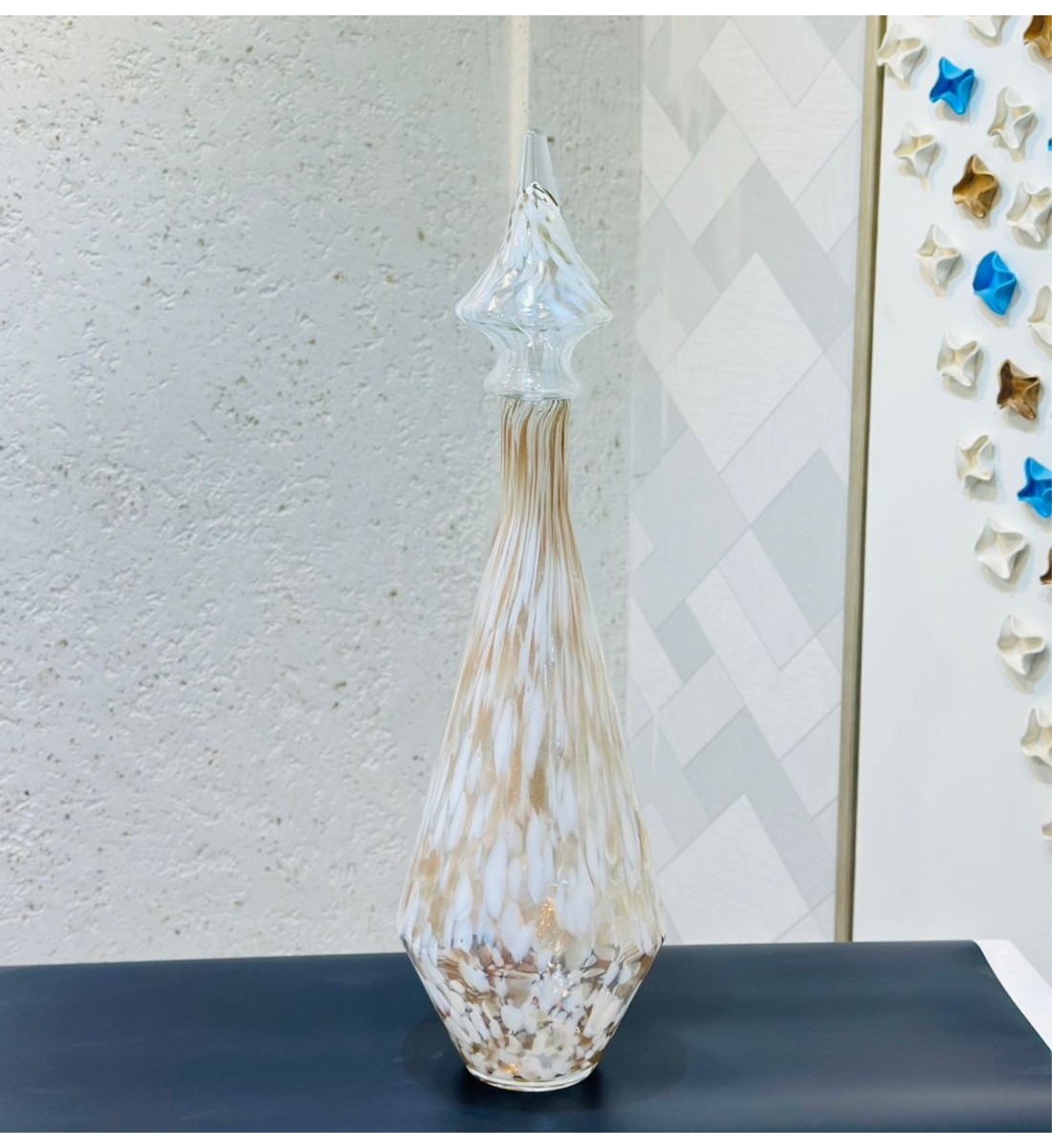 قطعة ديكور زجاجية فاخرة بتصميم أنيق وطويل، مصنوعة من زجاج شفاف ممزوج بتدرجات بيضاء ولمسات بنية 65×5×5سم 