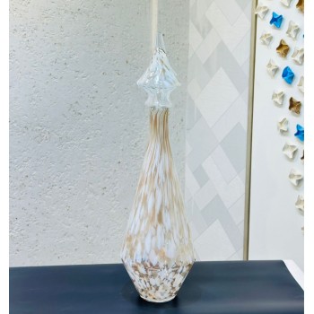 قطعة ديكور زجاجية فاخرة بتصميم أنيق وطويل، مصنوعة من زجاج شفاف ممزوج بتدرجات بيضاء ولمسات بنية 65×5×5سم 