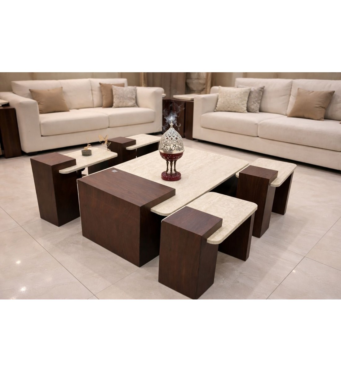 طقم طاولات قهوة عصري بتصميم فاخر، يتكوّن من طاولة وسط مع أربع طاولات جانبية 5قطع 
