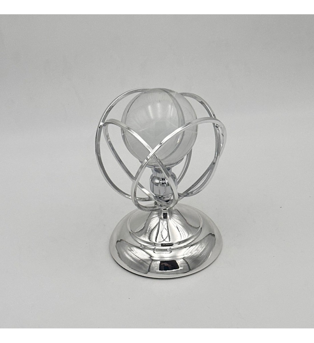 قطعة ديكور أنيقة بتصميم عصري فاخر، مصنوعة من معدن لامع بلون فضي مع كرة زجاجية شفافة في الأعلى، 19×10×10سم 