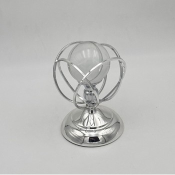 قطعة ديكور أنيقة بتصميم عصري فاخر، مصنوعة من معدن لامع بلون فضي مع كرة زجاجية شفافة في الأعلى، 19×10×10سم 