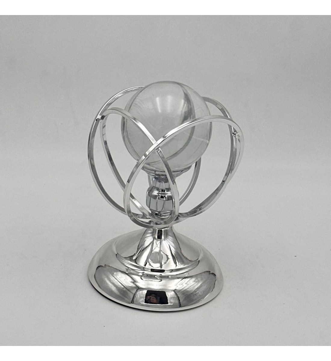 قطعة ديكور أنيقة بتصميم عصري فاخر، مصنوعة من معدن لامع بلون فضي مع كرة زجاجية شفافة في الأعلى، 19×10×10سم 