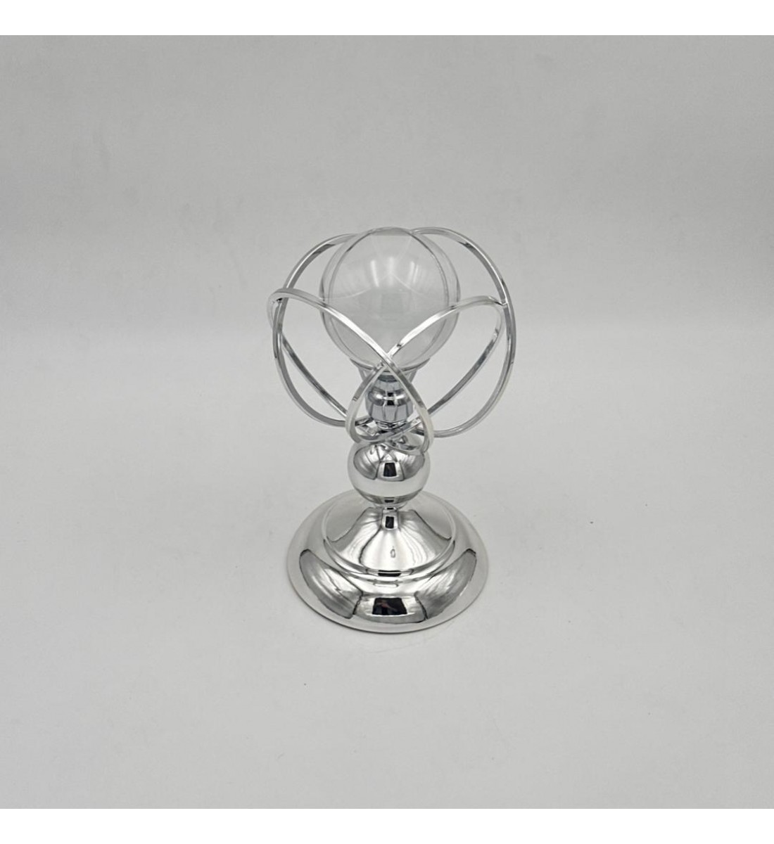 قطعة ديكور أنيقة بتصميم عصري فاخر، مصنوعة من معدن لامع بلون فضي مع كرة زجاجية شفافة في الأعلى،23×10×10سم 