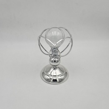 قطعة ديكور أنيقة بتصميم عصري فاخر، مصنوعة من معدن لامع بلون فضي مع كرة زجاجية شفافة في الأعلى،23×10×10سم 