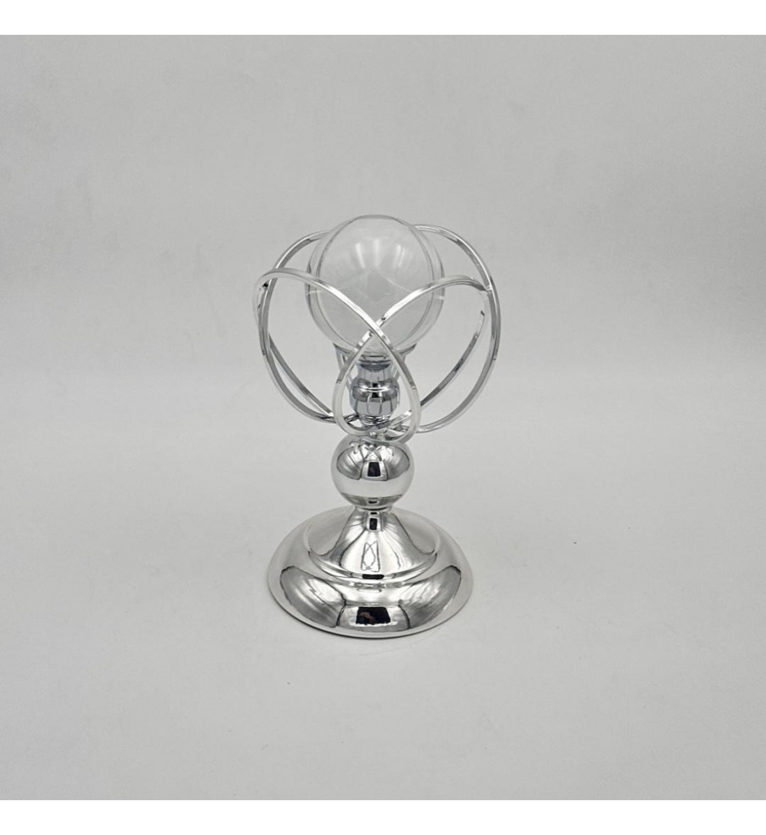 قطعة ديكور أنيقة بتصميم عصري فاخر، مصنوعة من معدن لامع بلون فضي مع كرة زجاجية شفافة في الأعلى،23×10×10سم 