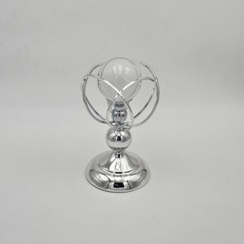 قطعة ديكور أنيقة بتصميم عصري فاخر، مصنوعة من معدن لامع بلون فضي مع كرة زجاجية شفافة في الأعلى،23×10×10سم 