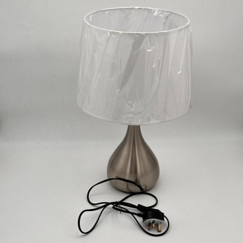 مصباح طاولة أنيق بتصميم عصري يجمع بين البساطة والفخامة، يأتي بقاعدة معدنية بلون فضي مطفي بتشكيل انسيابي أنيق،47سم 