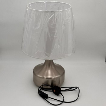 مصباح طاولة أنيق بتصميم عصري يجمع بين البساطة والفخامة، يأتي بقاعدة معدنية بلون فضي مطفي بتشكيل انسيابي أنيق،47سم 