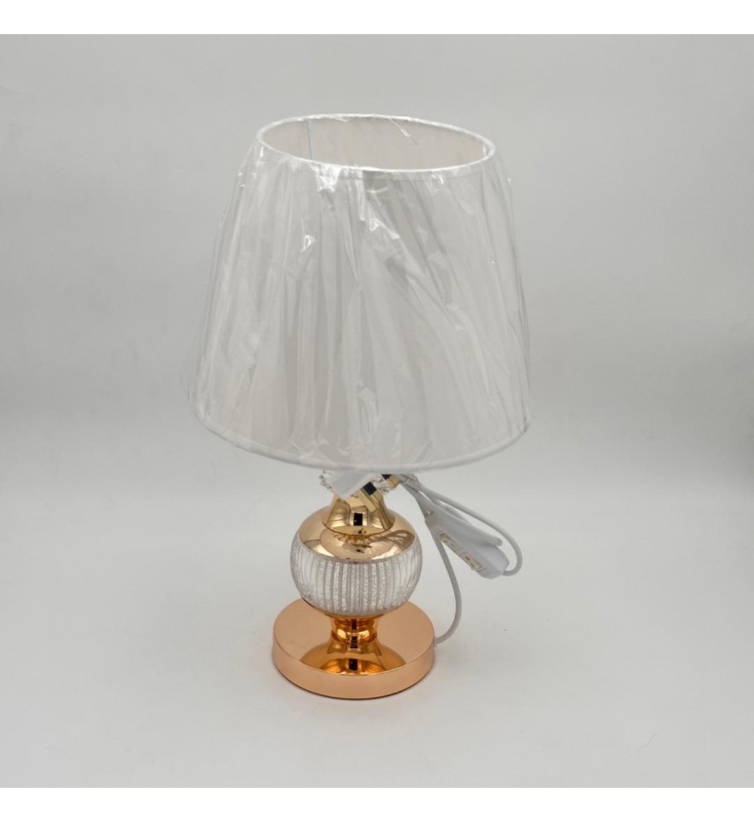  لمبة طاولة أنيقة بتصميم عصري يجمع بين الفخامة والبساطة قاعده ذهبي 42سم 