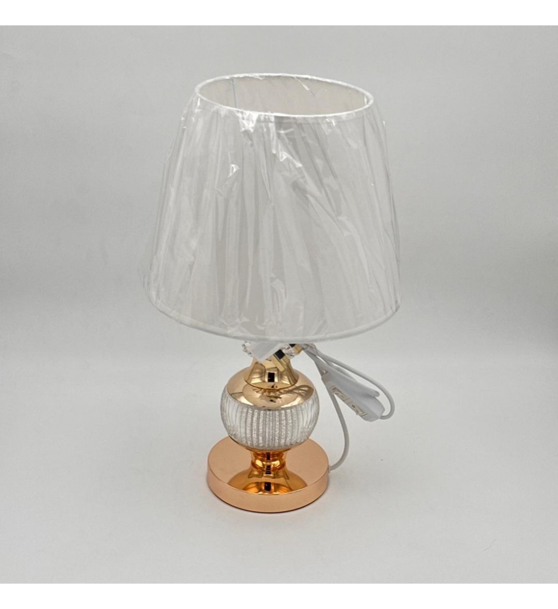  لمبة طاولة أنيقة بتصميم عصري يجمع بين الفخامة والبساطة قاعده ذهبي 42سم 