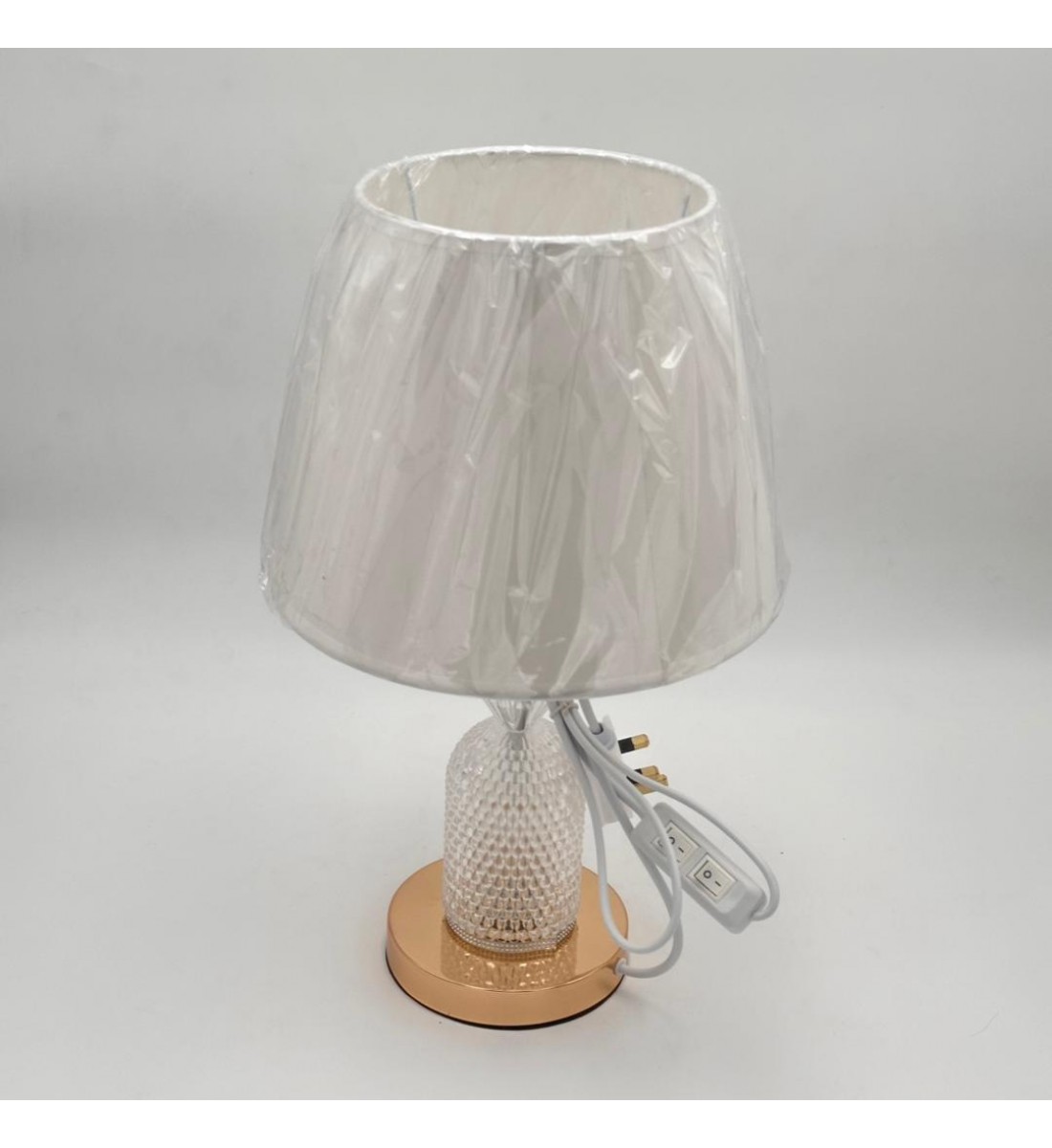  لمبة طاولة أنيقة بتصميم عصري يجمع بين الفخامة والبساطة قاعده ذهبي 42سم 