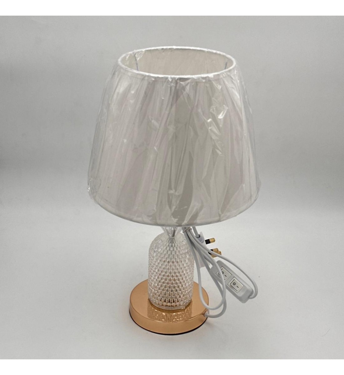  لمبة طاولة أنيقة بتصميم عصري يجمع بين الفخامة والبساطة قاعده ذهبي 42سم 