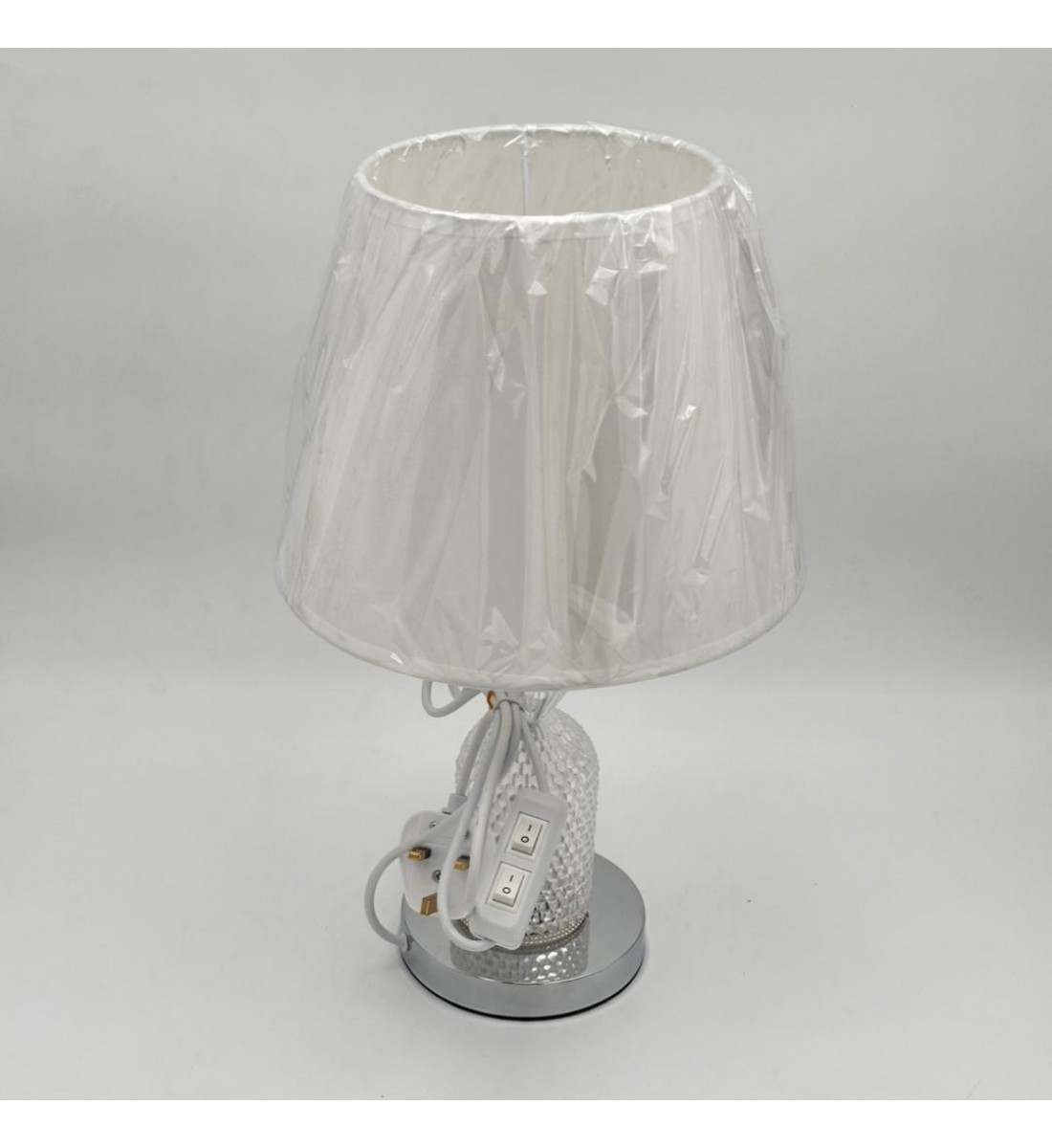  لمبة طاولة أنيقة بتصميم عصري يجمع بين الفخامة والبساطة قاعده فضي 42سم 