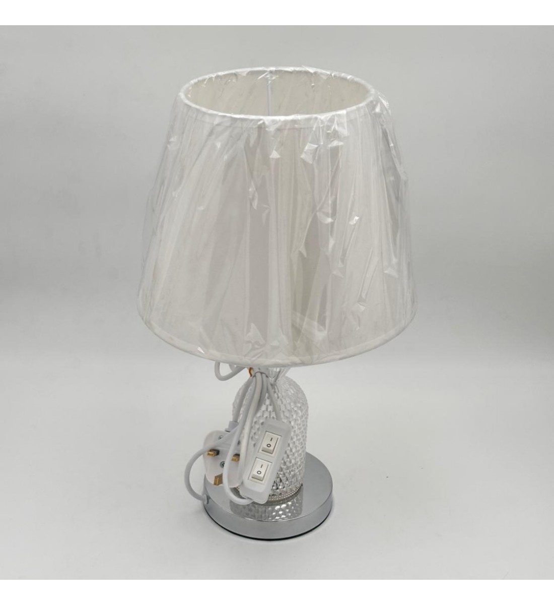  لمبة طاولة أنيقة بتصميم عصري يجمع بين الفخامة والبساطة قاعده فضي 42سم 