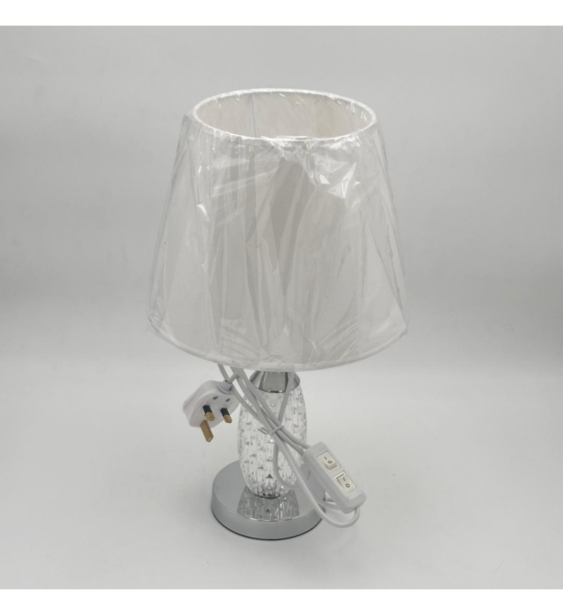  لمبة طاولة أنيقة بتصميم عصري يجمع بين الفخامة والبساطة قاعده فضي 42سم 