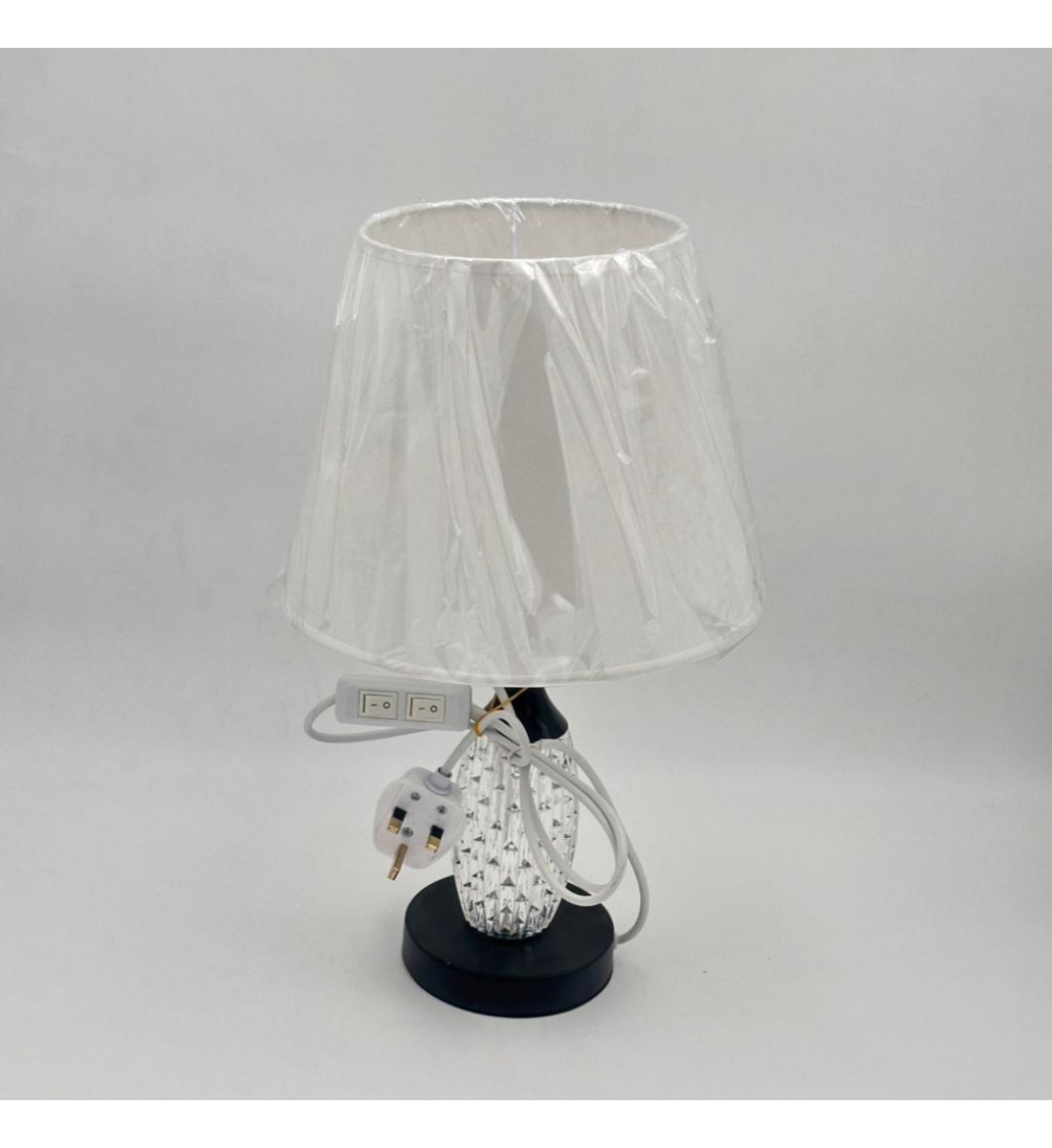  لمبة طاولة أنيقة بتصميم عصري يجمع بين الفخامة والبساطة قاعده اسود 42سم 