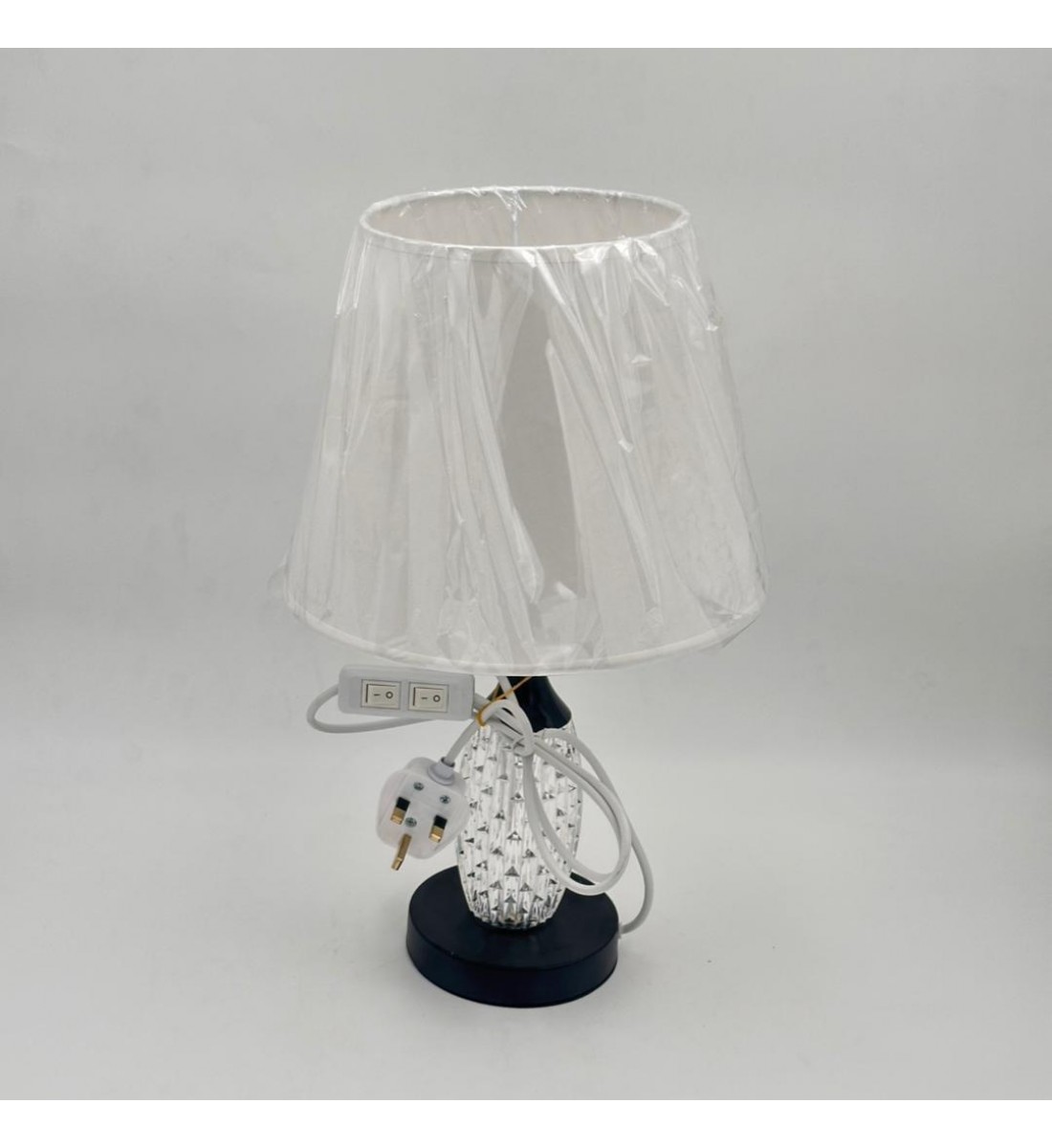  لمبة طاولة أنيقة بتصميم عصري يجمع بين الفخامة والبساطة قاعده اسود 42سم 