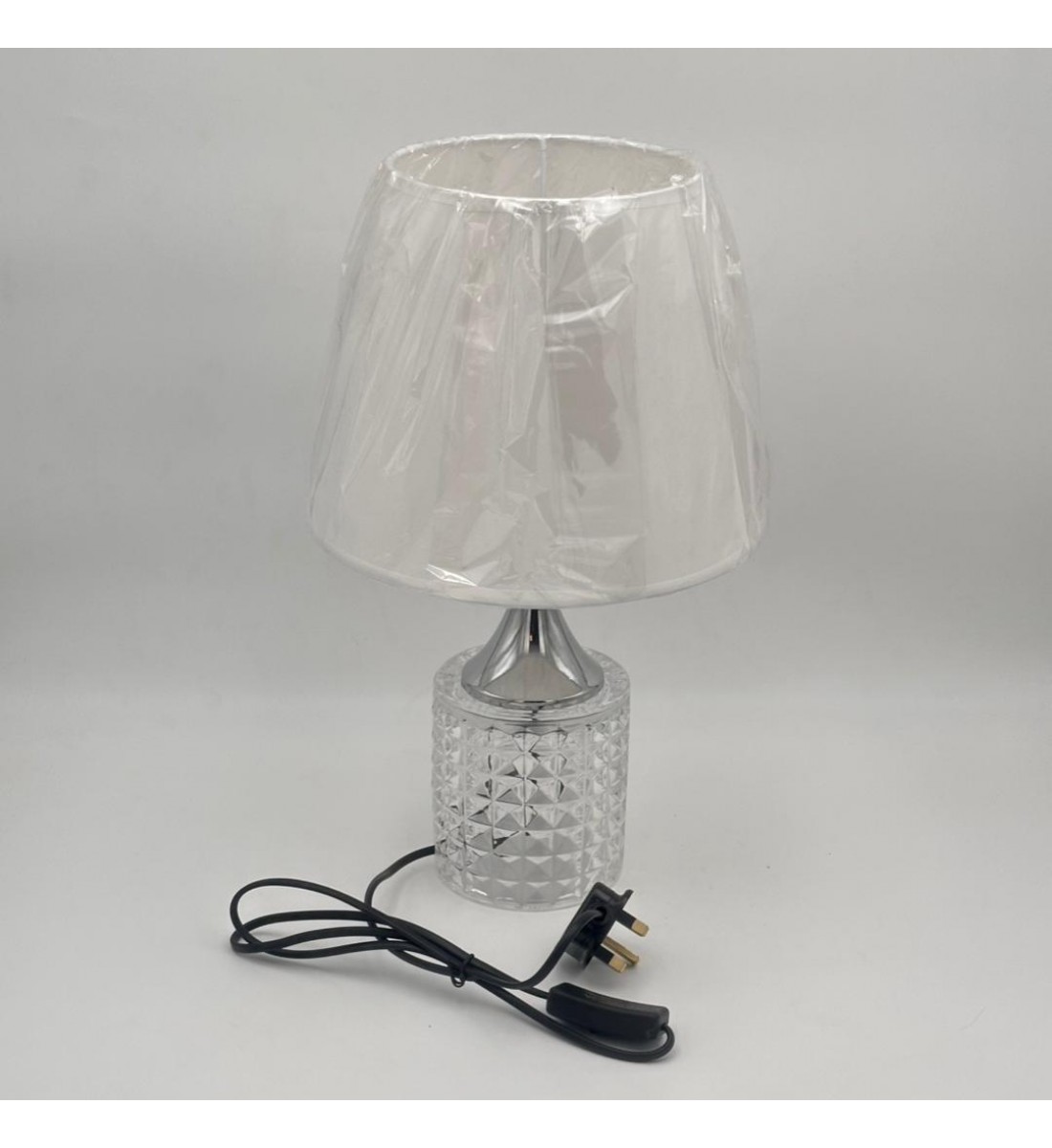  لمبة طاولة أنيقة بتصميم عصري يجمع بين الفخامة والبساطة قاعده فضي 42سم 