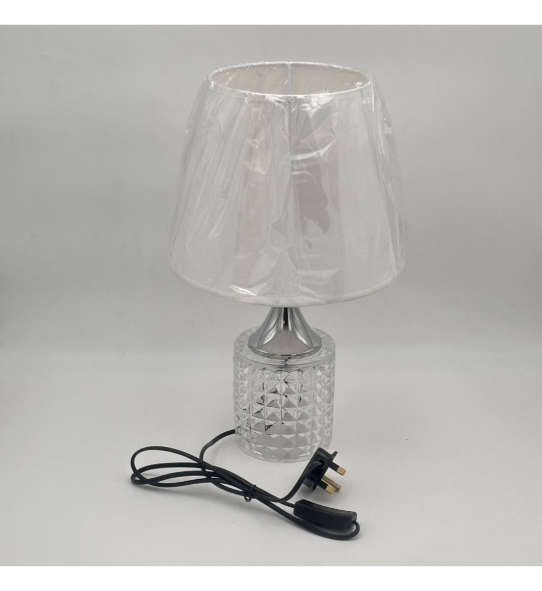  لمبة طاولة أنيقة بتصميم عصري يجمع بين الفخامة والبساطة قاعده فضي 42سم 