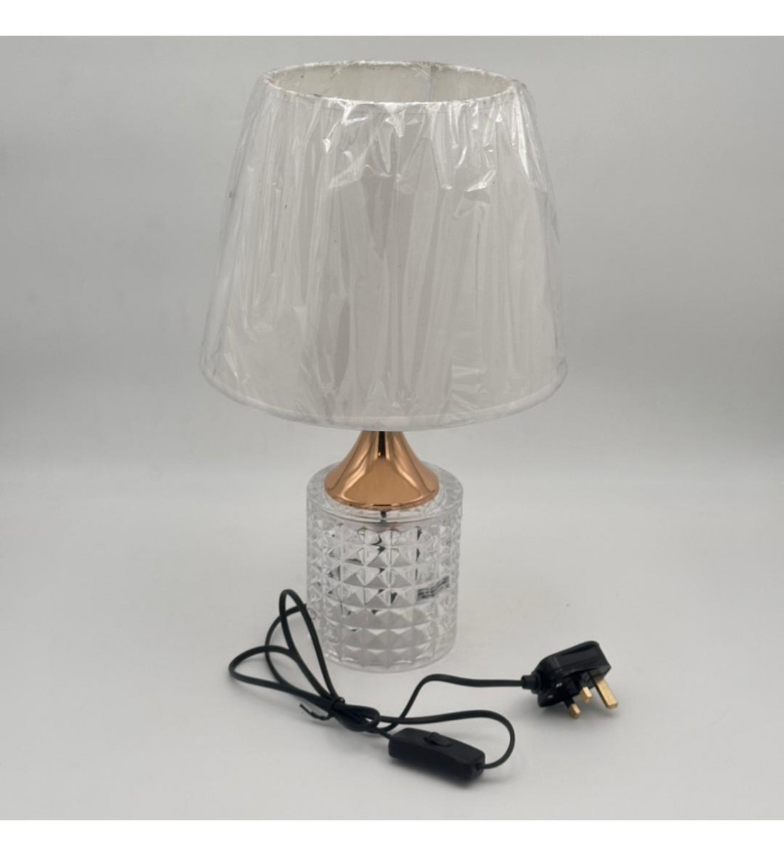  لمبة طاولة أنيقة بتصميم عصري يجمع بين الفخامة والبساطة قاعده ذهبي 42سم 