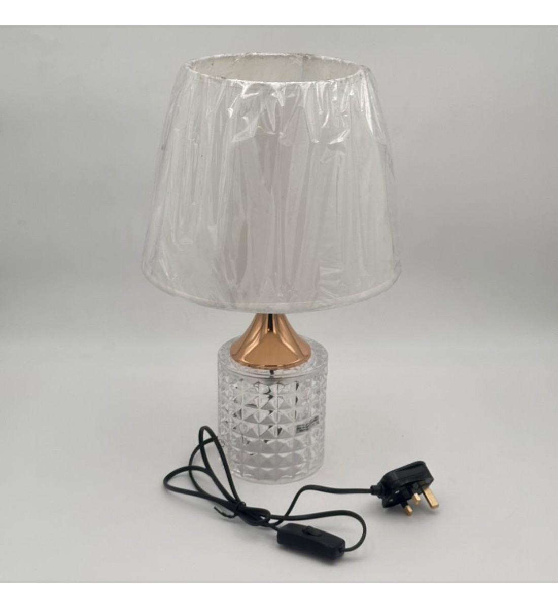  لمبة طاولة أنيقة بتصميم عصري يجمع بين الفخامة والبساطة قاعده ذهبي 42سم 