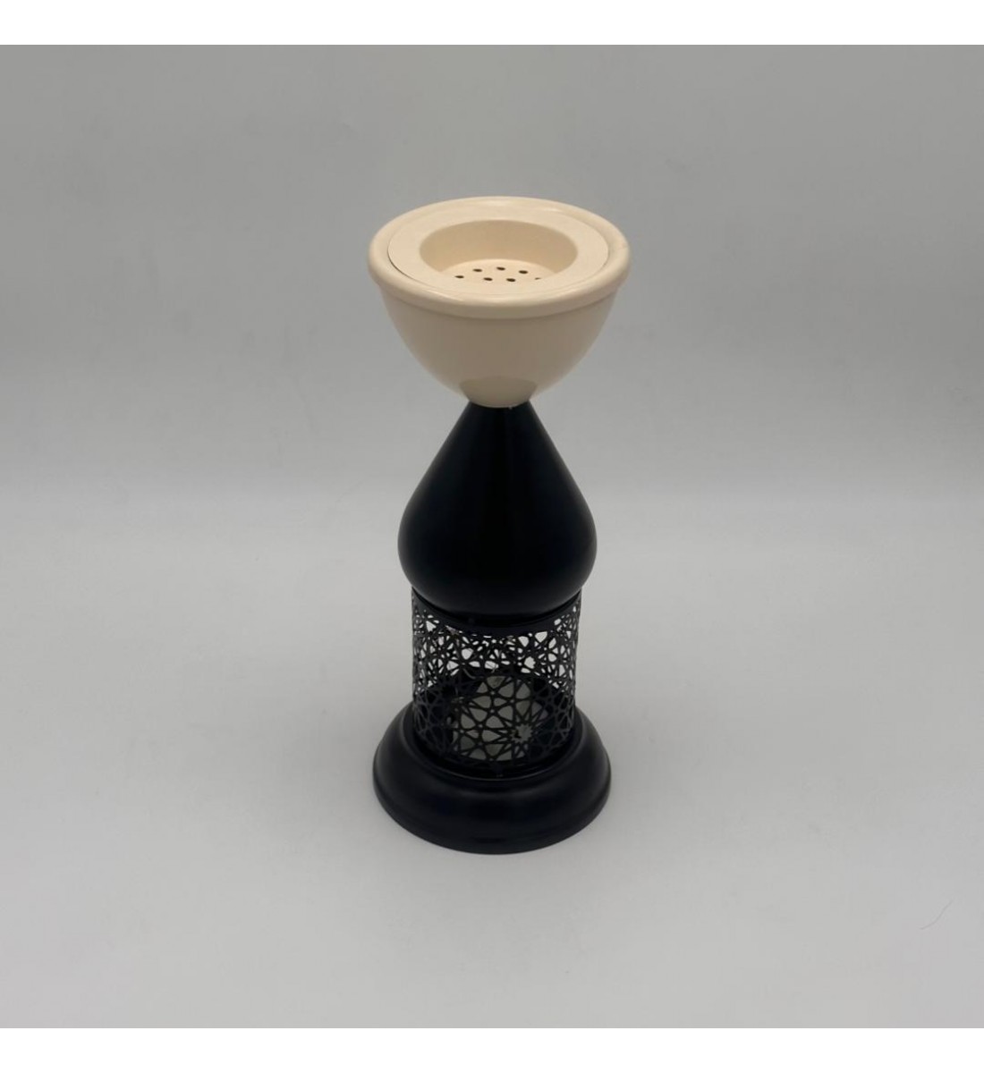  مبخرة أنيقة بتصميم عصري يجمع بين البساطة والفخامة، تتميز بقاعدة سوداء مزخرفة بنقوش هندسية أنيقة تسمح بمرور الدخان بشكل جمي29×11×11سم 