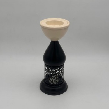  مبخرة أنيقة بتصميم عصري يجمع بين البساطة والفخامة، تتميز بقاعدة سوداء مزخرفة بنقوش هندسية أنيقة تسمح بمرور الدخان بشكل جمي29×11×11سم 