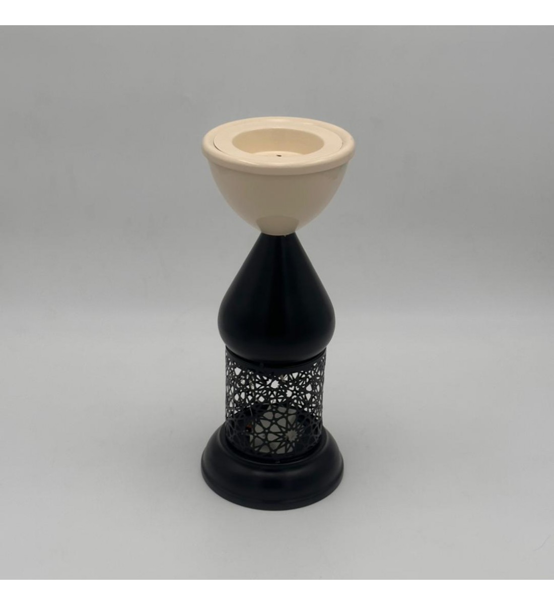 مبخرة أنيقة بتصميم عصري يجمع بين البساطة والفخامة، تتميز بقاعدة سوداء مزخرفة بنقوش هندسية أنيقة تسمح بمرور الدخان بشكل جمي29×11×11سم 