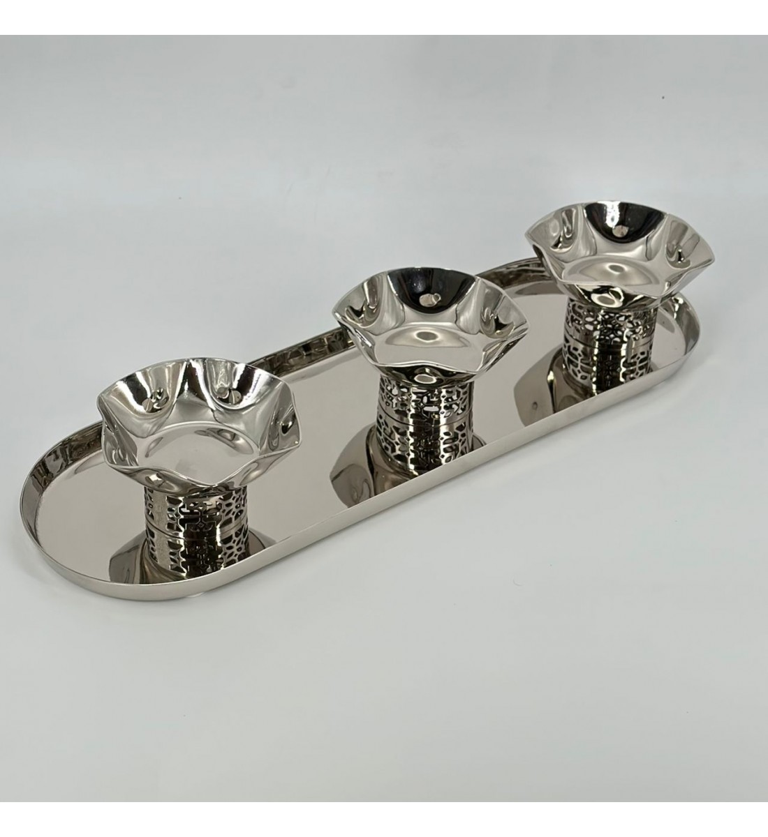 حامل تقديم أنيق بتصميم فاخر يجمع بين الحداثة واللمسة الشرقية الراقية