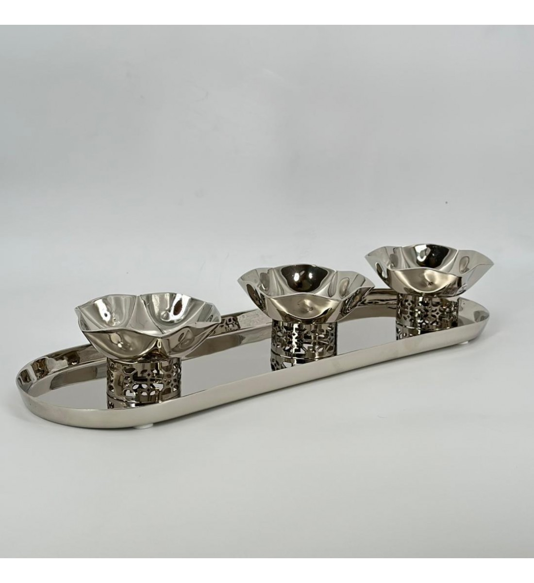 حامل تقديم أنيق بتصميم فاخر يجمع بين الحداثة واللمسة الشرقية الراقية