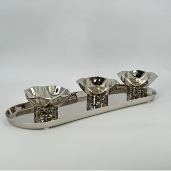 حامل تقديم أنيق بتصميم فاخر يجمع بين الحداثة واللمسة الشرقية الراقية