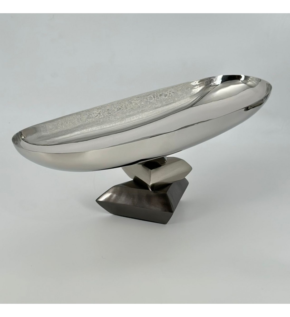 طبق تقديم فاخر بتصميم عصري أنيق، مصنوع من معدن عالي الجودة بلمعة راقية 40×14×14سم