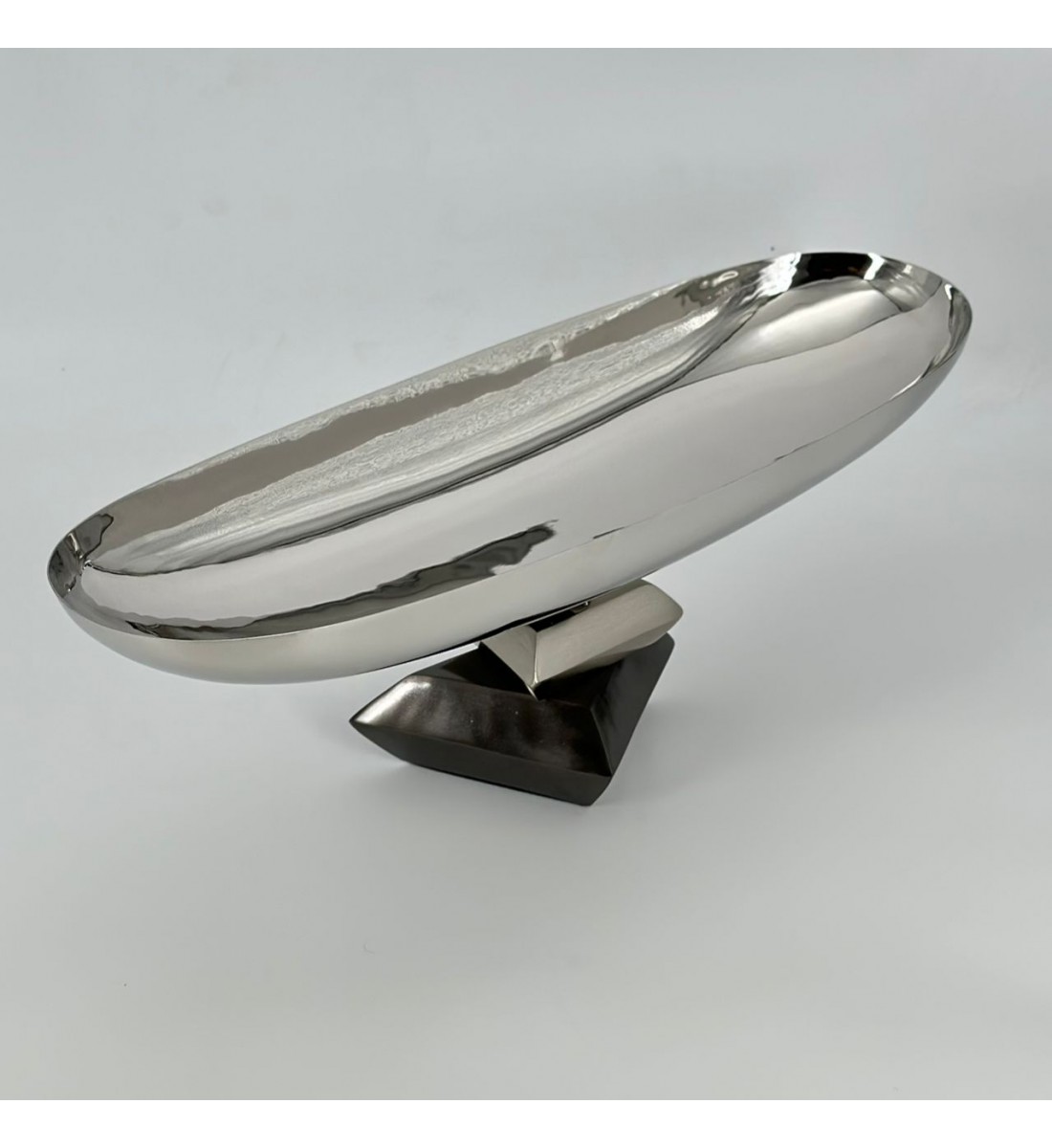 طبق تقديم فاخر بتصميم عصري أنيق، مصنوع من معدن عالي الجودة بلمعة راقية 40×14×14سم