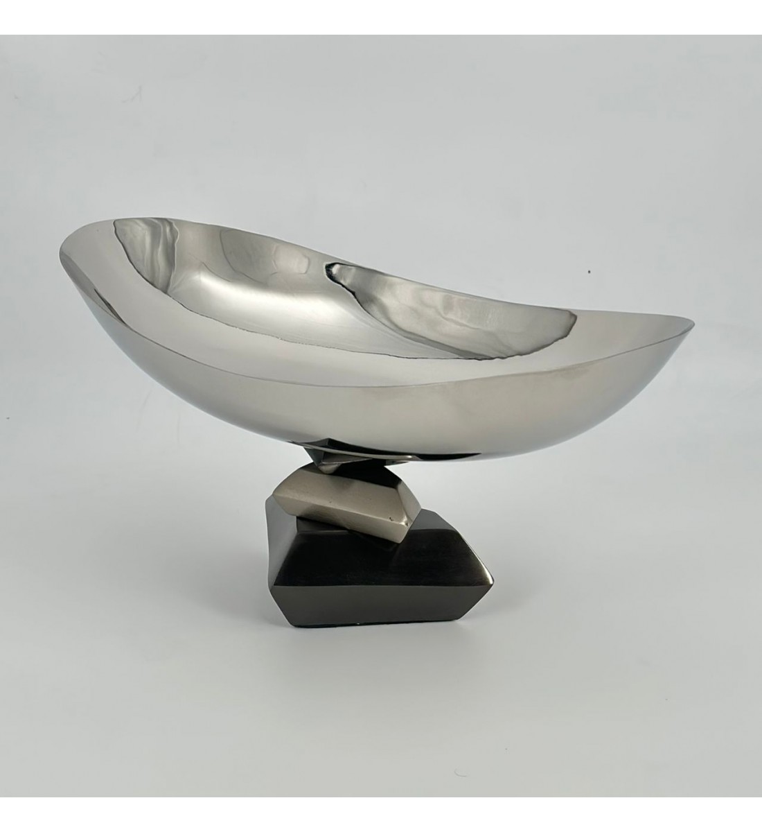 طبق تقديم فاخر بتصميم عصري أنيق، مصنوع من معدن عالي الجودة بلمعة راقية 17×30×13سم