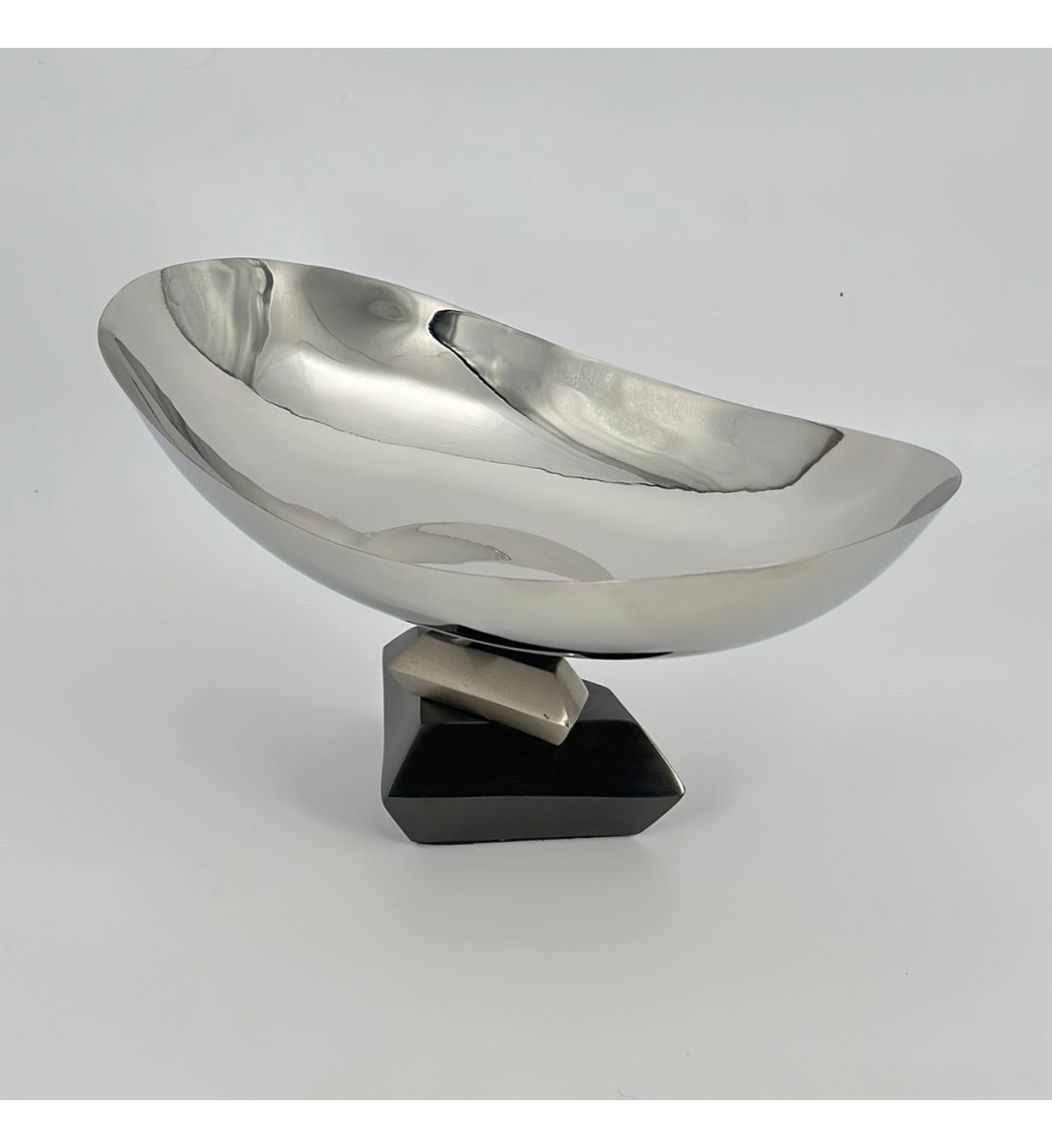 طبق تقديم فاخر بتصميم عصري أنيق، مصنوع من معدن عالي الجودة بلمعة راقية 17×30×13سم