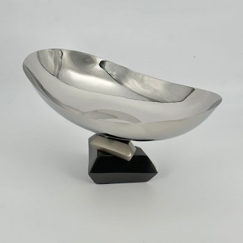 طبق تقديم فاخر بتصميم عصري أنيق، مصنوع من معدن عالي الجودة بلمعة راقية 17×30×13سم