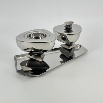 مبخرة فاخرة بتصميم عصري أنيق، مصنوعة من معدن لامع عالي الجودة مع تفاصيل هندسية