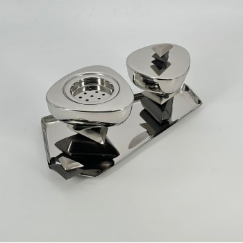 مبخرة فاخرة بتصميم عصري أنيق، مصنوعة من معدن لامع عالي الجودة مع تفاصيل هندسية