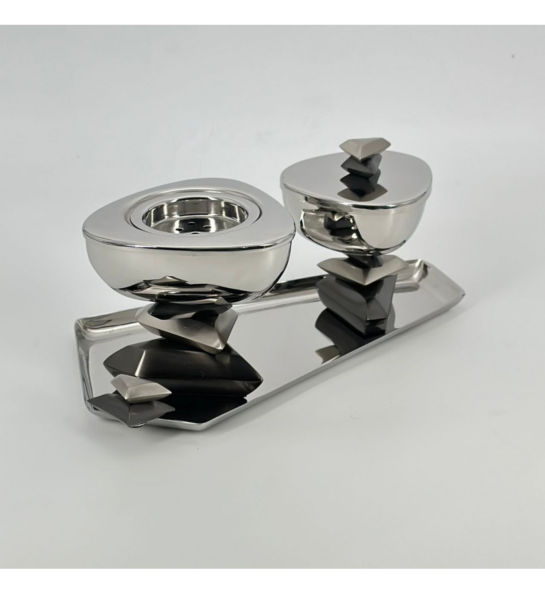 مبخرة فاخرة بتصميم عصري أنيق، مصنوعة من معدن لامع عالي الجودة مع تفاصيل هندسية